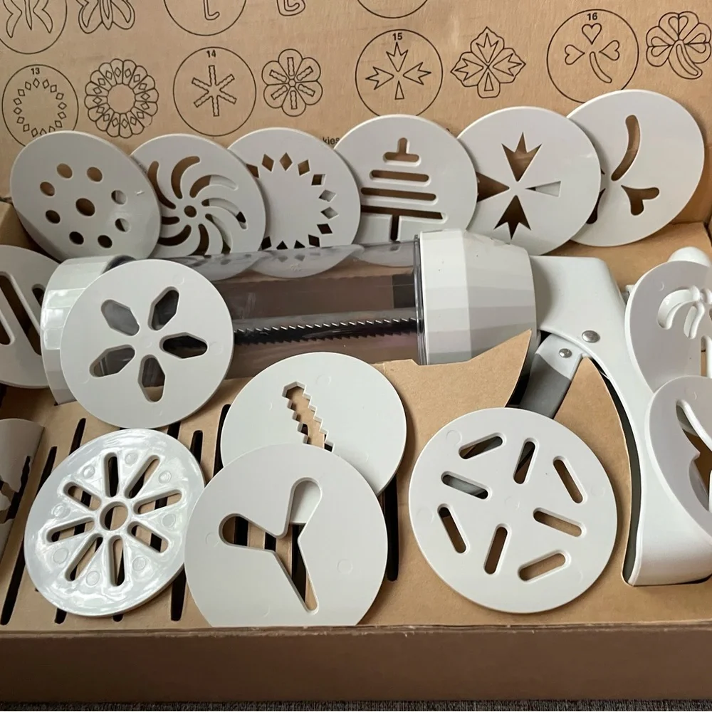 Pampered Chef White Cookie Press with 16 Multidesign Discs 3” ea In original box